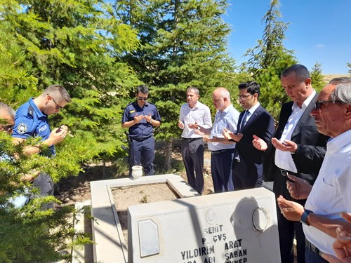 15 Temmuz Demokrasi ve Milli Birlik Günü Kapsamında Kaymakamımız Sayın Murat KARAHAN Şehit Ailelerini ve Şehit Mezarlıklarını Ziyaret Etti